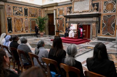 Vaticano: Papa lamenta falta de avanços na proteção de menores em risco
