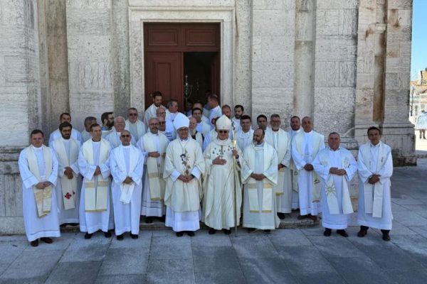 Igreja/Portugal: Núncio apostólico presidiu à Missa Crismal do Ordinariato Castrense