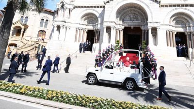 Mónaco: Papa questiona modelo económico centrado no lucro