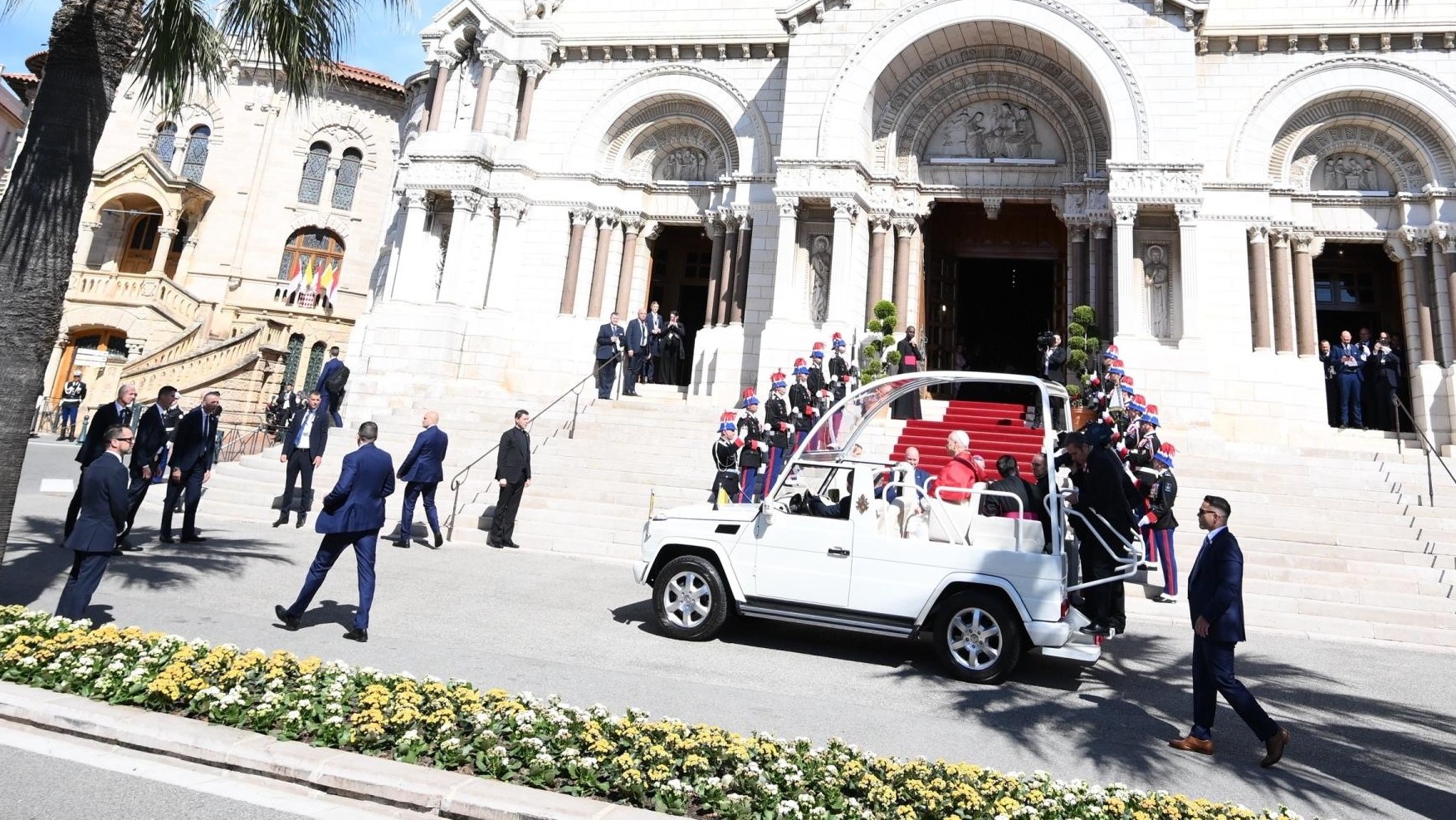 Mónaco: Papa questiona modelo económico centrado no lucro