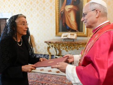 Vaticano: Igreja continua a recusar «sacralização da força das armas», diz embaixadora de Portugal junto da Santa Sé