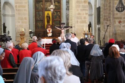 Angra: «Na cruz, Cristo entra na solidão dos inocentes e transforma o desespero em oração»