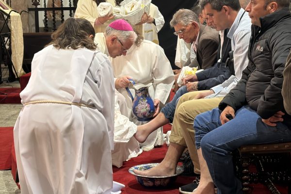 Angra: Bispo lavou os pés a 12 homens em situação de sem abrigo, e afirmou «a Igreja de Cristo precisa de vós»