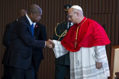 Angola: Presidente condena «corrida desenfreada» a recursos