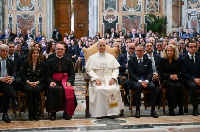 Vaticano: «Há riquezas desproporcionadas que permanecem nas mãos de poucos» - Leão XIV