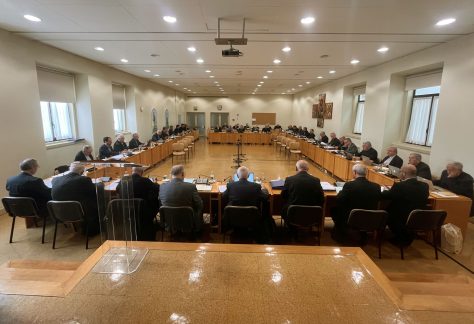 Igreja/Abusos: Bispos vão debater modelo de proteção de menores, apontando a «nova fase»