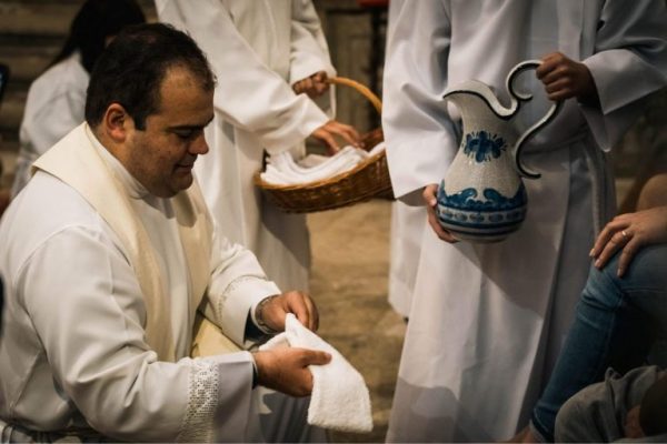 Semana Santa: Em São Romão de Neiva vão ser lavados os pés a doze imigrantes