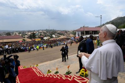Camarões: Papa denuncia «senhores da guerra» e ouve testemunhos de vítimas, em cenário de conflito