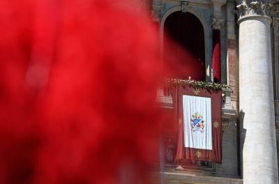 «Urbi et Orbi»: Papa denuncia «morte de milhares de pessoas» e convoca vigília de oração pela paz