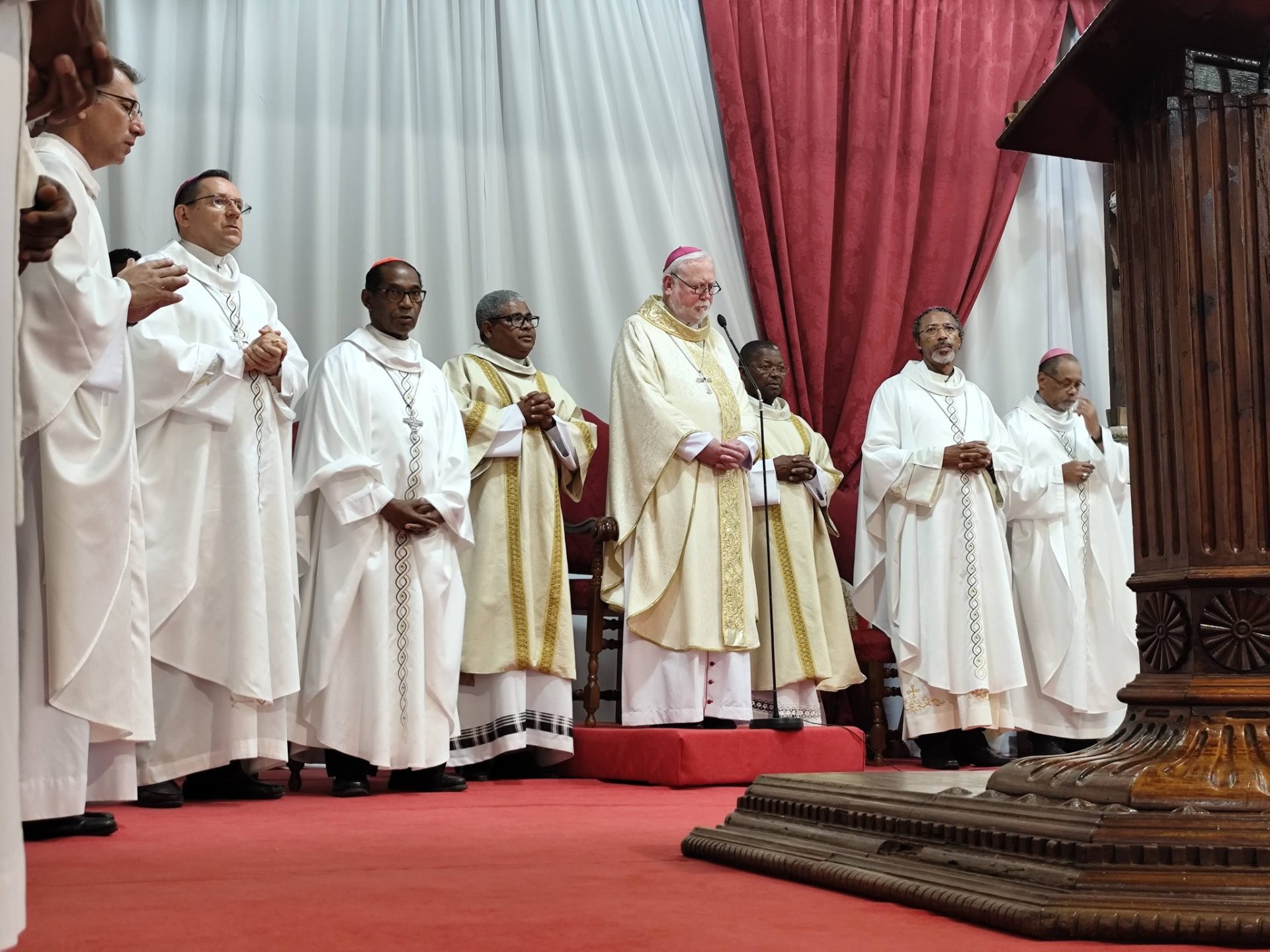 Cabo Verde: «É falsa a ideia de que estaremos mais seguros quanto mais armados estivermos», afirma secretário do Vaticano para as Relações com os Estados