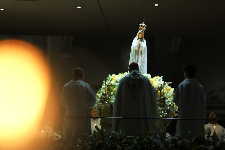 Fátima: Patriarca de Lisboa alerta para «mundo ferido» pela guerra e pede mudança interior (c/ fotos)