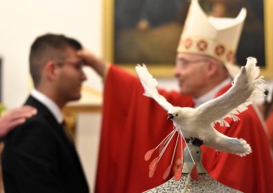 Pentecostes: «Deixem o medo para trás», pediu o bispo do Funchal nos crismas de 94 jovens e adultos
