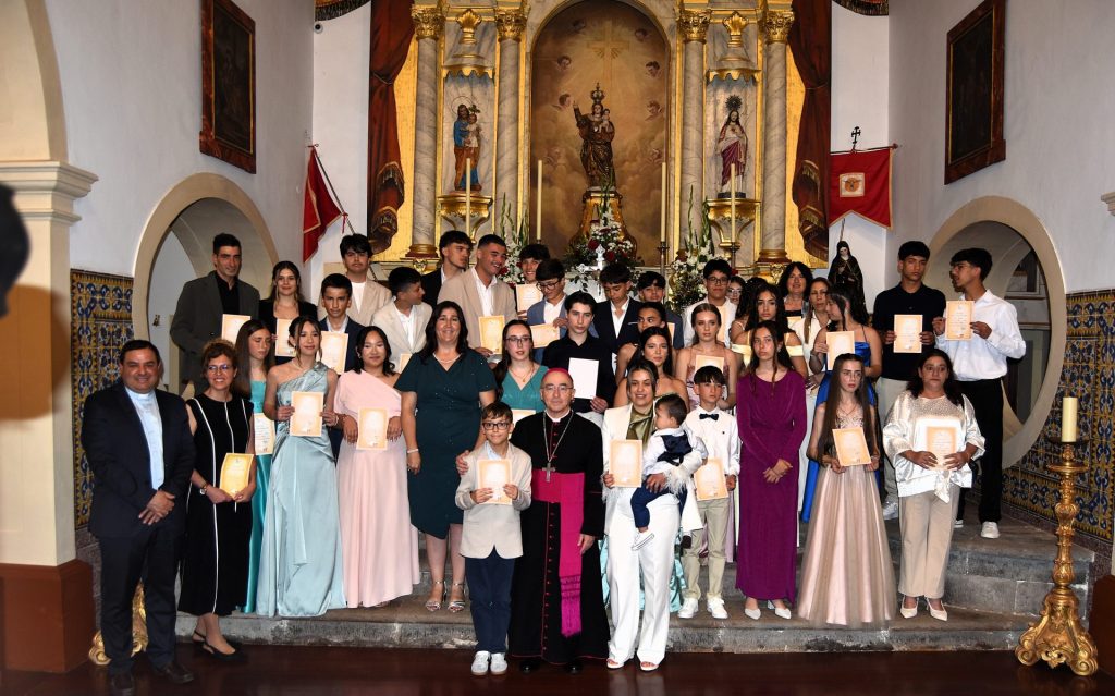 Pentecostes: «Deixem o medo para trás», pediu o bispo do Funchal nos crismas de 94 jovens e adultos