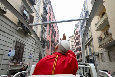 Itália: Papa visita Nápoles, cidade «ensanguentada pela violência»