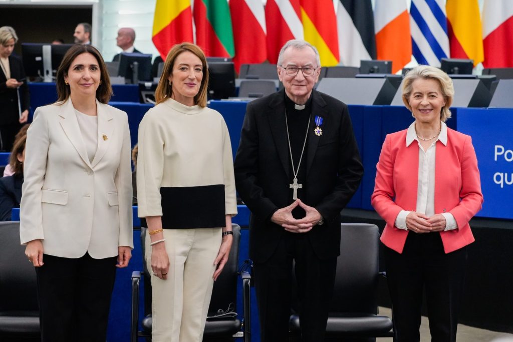 Igreja/Política: Secretário de Estado do Vaticano recebeu Ordem de Mérito do Parlamento Europeu