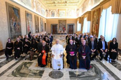 Vaticano: «Relação entre educação, saúde mental e tecnologias digitais» é um dos «desafios mais urgentes e decisivos», afirmou o Papa