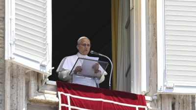 Vaticano: Papa alerta para perseguições contra cristãos, pedindo resistência pacífica