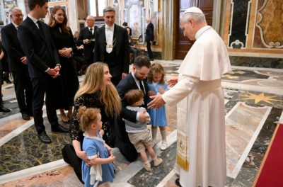 Vaticano: Papa denuncia promoção do aborto e alerta para crise demográfica na Europa