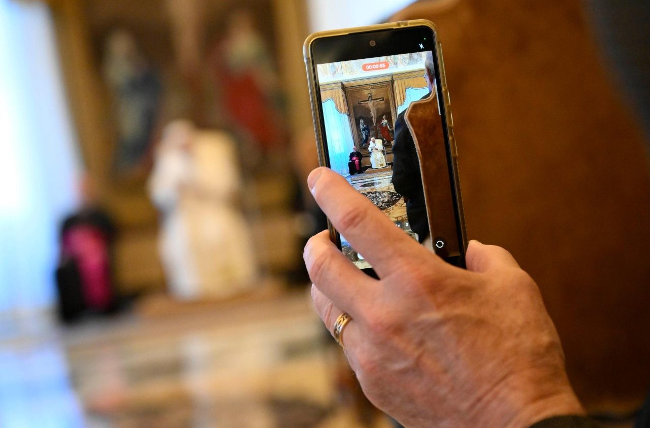 Vaticano: Papa alerta para «eclipse» do humano perante inteligência artificial, projetando primeira encíclica do pontificado