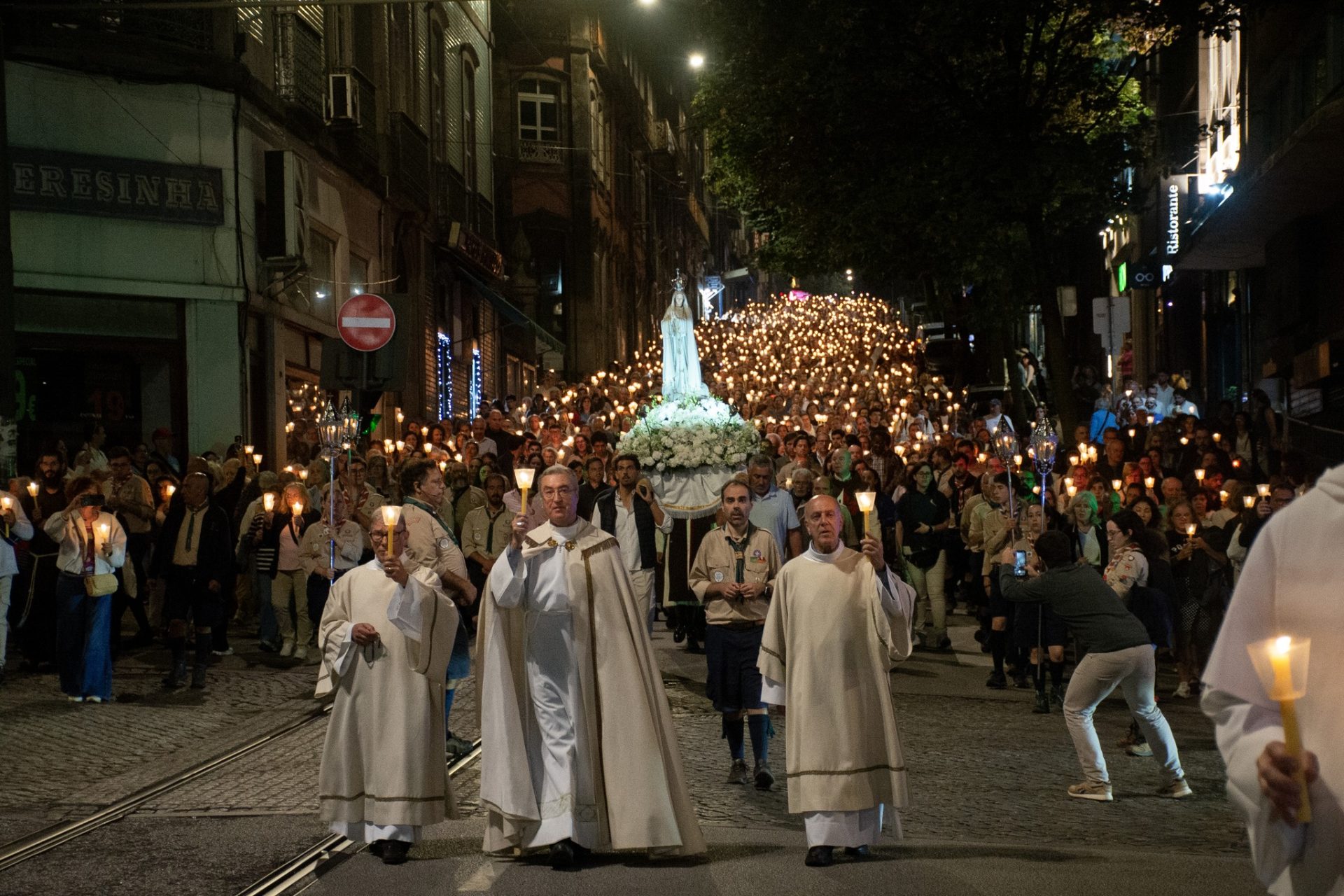 Porto: «A devoção a Maria e sinodalidade estão profundamente ligadas», disse bispo diocesano na procissão da luz