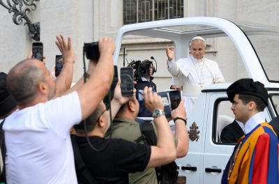 Vaticano: Papa propõe liturgia como antídoto para «atividades frenéticas»