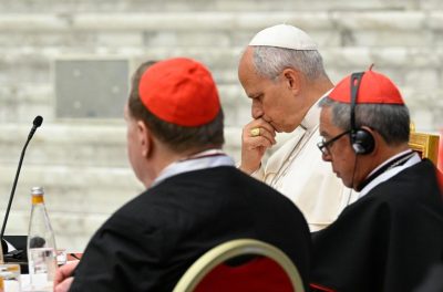Vaticano: Primeira sessão do consistório centrada no sofrimento da humanidade