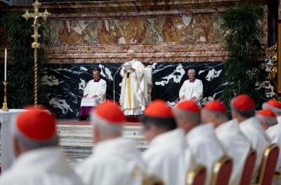 Vaticano: Papa condena violência e pede unidade, na abertura do consistório extraordinário