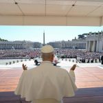 Vaticano: Papa pede planos «concertados» para a crise migratória global