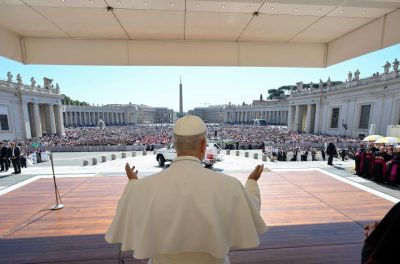 Vaticano: Papa pede planos «concertados» para a crise migratória global