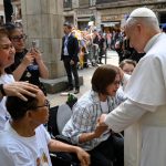 Barcelona: Papa condena abandono dos idosos, em visita a bairro marcado pela exclusão social