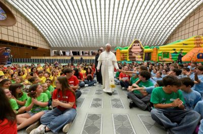 Vaticano: Papa denuncia mecanismos que criam dependência tecnológica