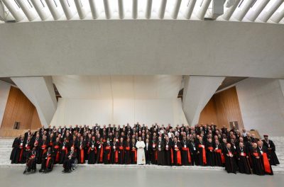 Vaticano: Papa encerra encontro consistório extraordinário com apelo contra a violência