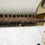 Vaticano: Papa exige humanismo cristão e critica carreiras centradas no dinheiro