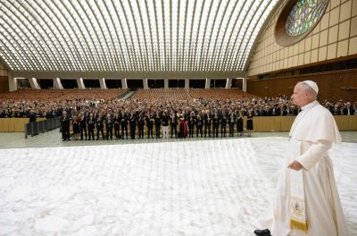 Vaticano: Papa exige humanismo cristão e critica carreiras centradas no dinheiro