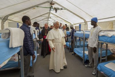 Canárias: Papa pede travessias marítimas mais humanas, em visita a centro para migrantes