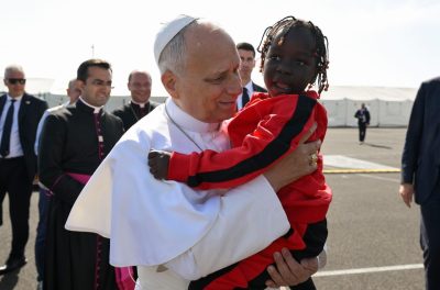 Canárias: Papa pede travessias marítimas mais humanas, em visita a centro para migrantes