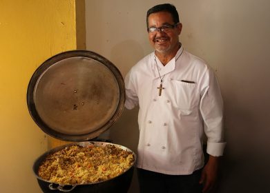 Venezuela: «O nosso objetivo é simples: voltar a acender estes fogões», diz voluntário na igreja de Maiquetía, que procura reabrir portas de refeitório social