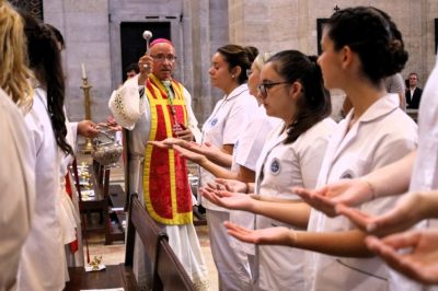 Lisboa: «As vossas mãos não podem ser só instrumento, mas participantes daquilo que o doente está a viver», diz patriarca a futuros enfermeiros