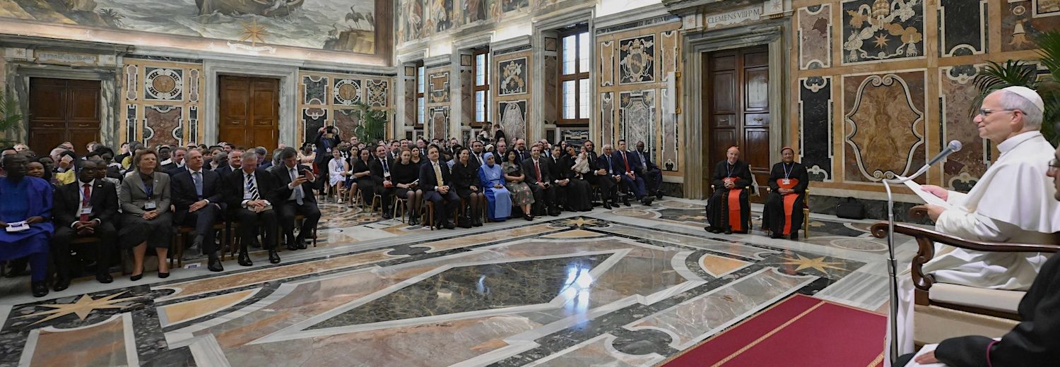 Vaticano: «Devemos permanecer vigilantes para que a inovação não se torne mais um veículo de colonialismo ideológico ou económico», alerta o Papa