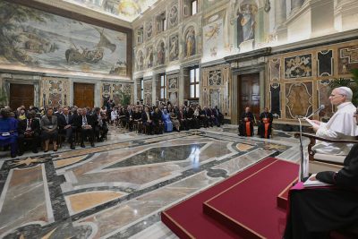 Vaticano: «Devemos permanecer vigilantes para que a inovação não se torne mais um veículo de colonialismo ideológico ou económico», alerta o Papa