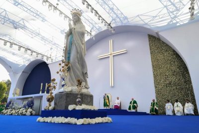 Lourdes: Papa convoca oração mundial do Rosário pelo fim das guerras