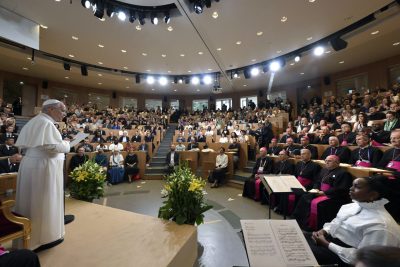 França: Papa destaca aumento de batismos de adultos e fala em sinal de esperança