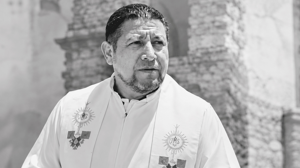 Ritratto del padre Román de la Cruz Hernández, parroco assassinato a Huejutla, in Messico.