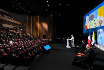 França: Papa alerta contra «ilusão do rearmamento» e denuncia «hemorragia da guerra»