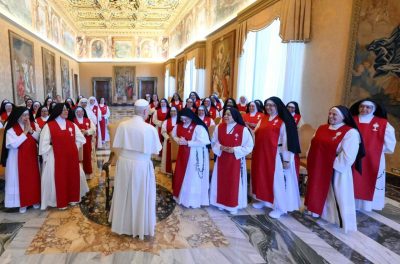 Vida Consagrada: Papa exorta monjas sacramentinas a serem «tecelãs de comunhão e de unidade»
