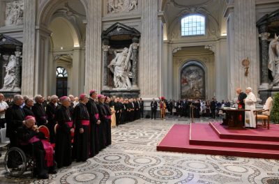 Igreja: Papa rejeita centralização da vida paroquial nos padres e defende práticas de «verificação pastoral»