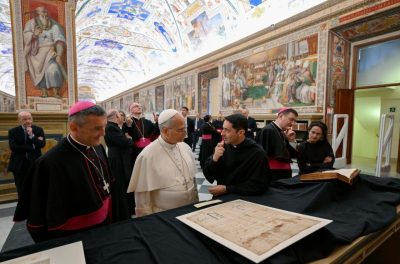 Vaticano: Papa visita Biblioteca Apostólica, sublinhando «diplomacia gentil» da cultura