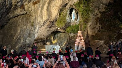 França: Papa reza pelo fim da guerra, na gruta de Lourdes