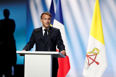 França: Emmanuel Macron alerta para guerra e «epidemia de desinformação»