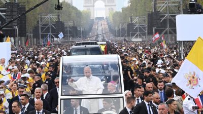 França: Banho de multidão marca «adeus» de Leão XIV a Paris